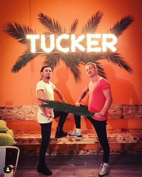 Logo Tucker Bar with real palm leaves